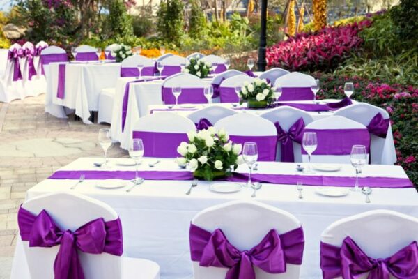 bodas-sencillas-decoracion-blanco-purpura-diseno